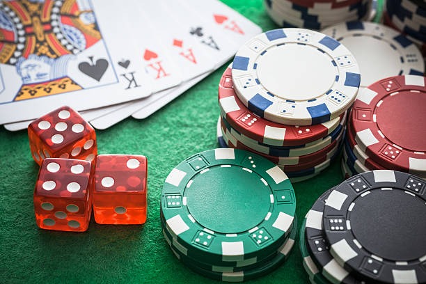 Live dealer at Casino Hold'em table on erekerek 07 mobile app